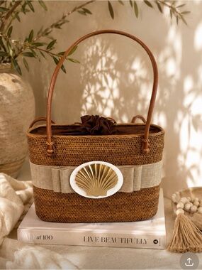 LISA LERCH BOSOM BUDDY BAGS ATA GRASS GOLD SHELL DESIGN SHOULDER BAG RESORT CHIC